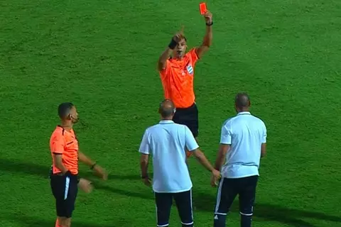 إيقاف وغرامة.. ماذا ينتظر محمد شوقي بعد طرده في مباراة بيراميدز وزد؟ (لائحة)